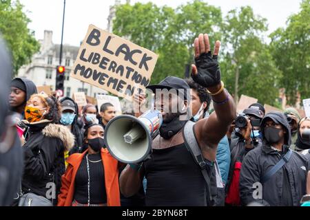 Un orateur noir s'adresse à une foule de manifestants avec un mégaphone lors d'une manifestation Black Lives Matters, Parliament Square, Londres, 7 juin 2020 Banque D'Images