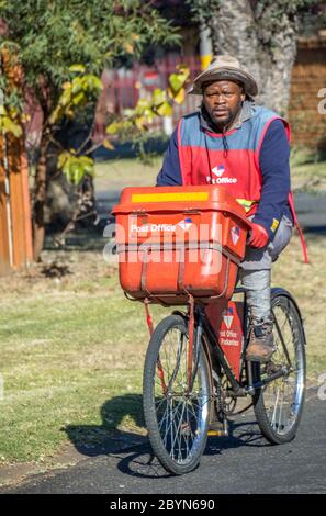 Alberton, Afrique du Sud - un postier non identifié des services postaux sud-africains effectuant des livraisons par vélo dans une zone urbaine Banque D'Images