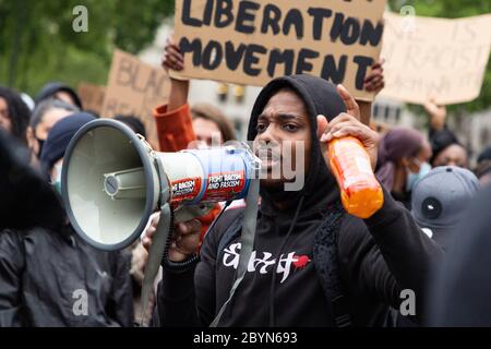 Un orateur noir s'adresse à une foule de manifestants avec un mégaphone lors d'une manifestation Black Lives Matters, Parliament Square, Londres, 7 juin 2020 Banque D'Images