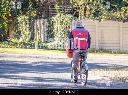 Alberton, Afrique du Sud - un postier non identifié des services postaux sud-africains effectuant des livraisons par vélo dans une zone urbaine Banque D'Images