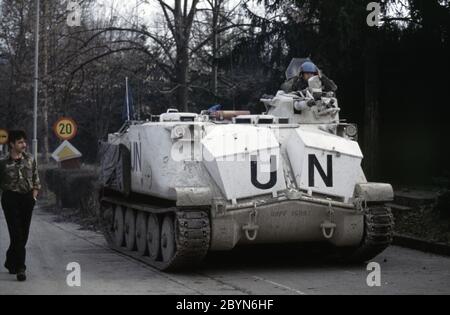 7 mars 1994 pendant la guerre en Bosnie: Un suédois Häaglunds PBV (Pansarbandvagn) 302 APC de Nordbat 2 garde à l'entrée de l'aéroport de Tuzla. Banque D'Images