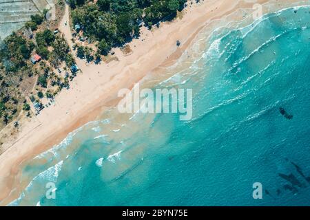 Vue aérienne de la plage de sable tropicale et bleu océan. Vue de dessus des vagues de l'océan pour atteindre le rivage journée ensoleillée. Palawan, Philippines. Banque D'Images