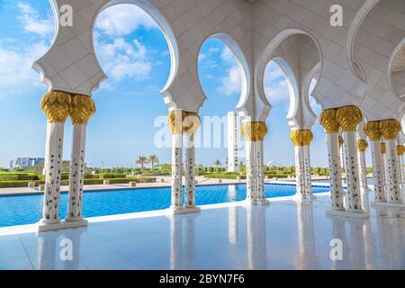 Couloir avec piliers dorés à l'entrée de la célèbre mosquée Sheikh Sultan Zayed à Abu Dhabi, Émirats Arabes Unis Banque D'Images