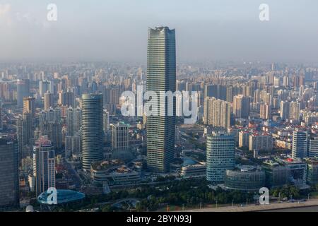 Vue sur la Tour Jinguang Xinwaitan. Près du fleuve Huangpu. Le bâtiment avec le W est le W Shanghai - l'hôtel Bund Banque D'Images