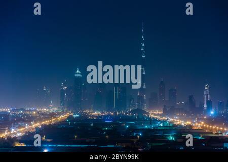 Le panorama de Dubaï et Burj Khalifa est actuellement le plus haut bâtiment du monde, à 829.84 m (2,723 pi). Banque D'Images