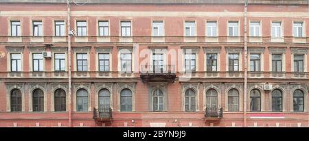 Panorama de la façade d'un ancien immeuble d'appartements en arrière-plan Banque D'Images