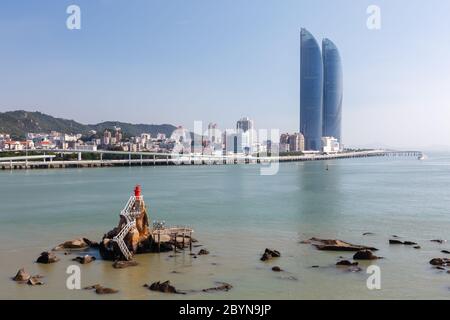 Paysage urbain de Xiamen avec gratte-ciel (Shimano Straits Towers) et un phare. Banque D'Images