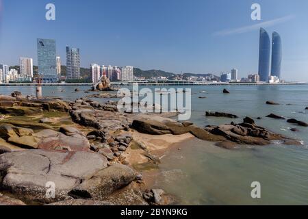 Horizon de Xiamen avec Shimao Straits Towers. Rocky Shore au premier plan. Banque D'Images