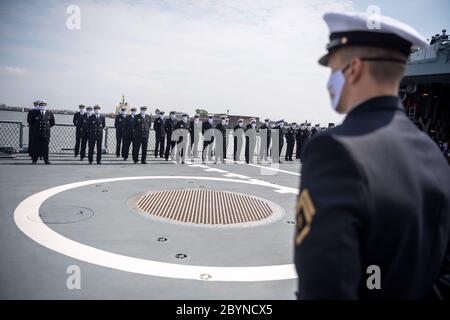 Wilhelmshaven, Allemagne. 10 juin 2020. Marines se tient sur la frégate 'Nordrhein-Westfalen' lors de sa mise en service. La Marine a mis en service la deuxième des quatre nouvelles frégates de la classe F 125. Le Nordrhein-Westfalen est le navire jumeau du Bade-Wurtemberg qui a rejoint la flotte il y a un an. Le navire a été construit pour des opérations de stabilisation maritime à long terme. Credit: Sina Schuldt/dpa pool/dpa/Alay Live News Banque D'Images