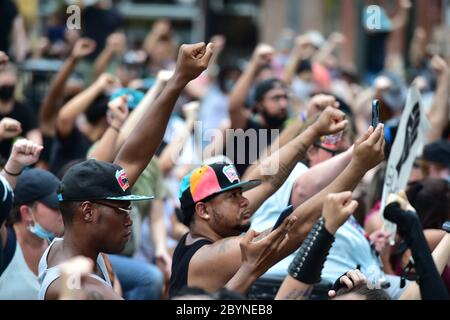 Les manifestants de Black Lives Matter ont défilé dans le centre-ville de San Antonio pour protester contre les meurtres de Marquise Jones et Charles Roundtree par la police de San Antonio.les manifestants sont allés du parc Milam de la ville au palais de justice du comté de Bexar. La démonstration a été pacifique et aucune arrestation n'a été effectuée. Banque D'Images