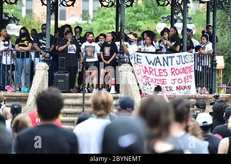 DEBBIE BUSH, la tante du Marquise Jones, s'exprime devant la foule lors d'une démonstration de la vie noire dans le centre-ville de San Antonio pour protester contre les meurtres de Jones et de Charles Roundtree par la police de San Antonio.les manifestants sont allés du parc Milam de la ville au palais de justice du comté de Bexar. La démonstration a été pacifique et aucune arrestation n'a été effectuée. Banque D'Images