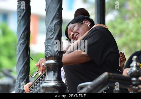 DEBBIE BUSH, la tante de Marquise Jones, est embrassée avant un démonstrateur de la matière de la vie noire à travers le centre de San Antonio pour protester contre les meurtres de Jones et Charles Roundtree par la police de San Antonio.les marcheurs sont allés du parc Milam de la ville au palais de justice du comté de Bexar. La démonstration a été pacifique et aucune arrestation n'a été effectuée. Banque D'Images