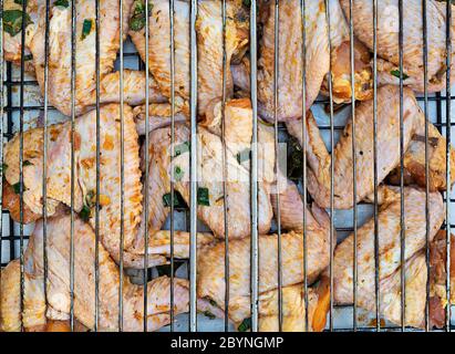 Ailes de poulet crues en marinade. Ailes de poulet barbecue Banque D'Images