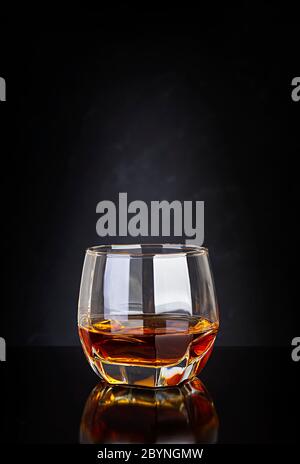 Verre de whisky sur fond sombre. Banque D'Images