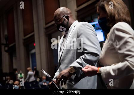 Nancy Pelosi (D-CA), présidente de la Chambre, s'approche de Philonise Floyd, frère de George Floyd, lorsqu'il arrive pour une audience sur Capitol Hill de la Commission judiciaire de la Chambre sur les pratiques policières et la responsabilité de l'application de la loi, à la suite du décès de George Floyd alors qu'il était en garde à vue le 10 juin 2020, À Washington, DC. Crédit : Brendan Smitalowski/Pool via CNP/MediaPunch Banque D'Images