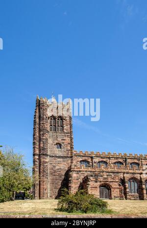 Vue sur l'église du village de campagne de St Mary et de l'église des Saints, grande Budworth Cheshire Angleterre Royaume-Uni Banque D'Images