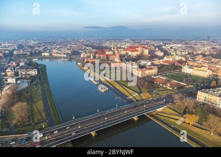 Toits de Cracovie avec vue aérienne de l'historique royal de Wawel et le centre ville Banque D'Images