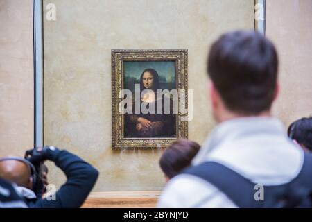 Les visiteurs prennent une photo de la Joconde de Léonard de Vinci au musée du Louvre Banque D'Images