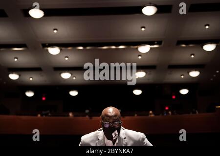 Philonise Floyd, frère de George Floyd, arrive pour une audience sur Capitol Hill du comité judiciaire de la Chambre sur les pratiques policières et la responsabilité de l'application de la loi, à la suite du décès de George Floyd alors qu'il était en garde à vue le 10 juin 2020, à Washington, DC. Crédit : Brendan Smitalowski/Pool via CNP/MediaPunch Banque D'Images