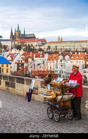 Karlov ou le pont charles à Prague en été Banque D'Images