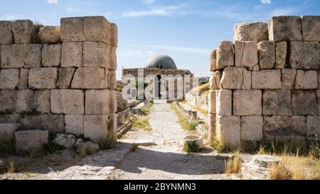 Rue Colonnated vers la porte monumentale du Palais Umayyad, Citadelle d'Amman, Amman, Jordanie, concept de voyage Banque D'Images