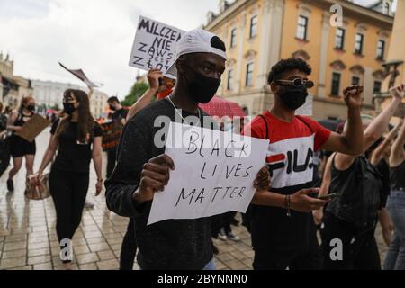 Les manifestants afro-américains tiennent des pancartes avec des citations de « Black Lives Matter », faisant part de la manifestation « Black Lives Matter » à Cracovie, la plus grande ville de la Pola du sud Banque D'Images
