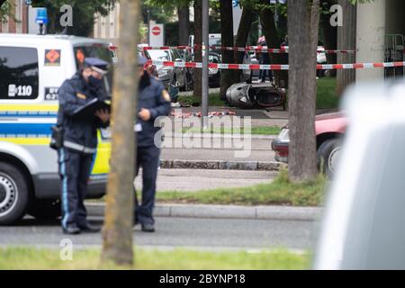 Munich, Allemagne. 10 juin 2020. Plusieurs bidons et un scooter renversé se trouvent sur l'endroit où un véhicule a conduit dans un groupe de personnes dans l'après-midi. Trois personnes ont été blessées, que ce soit par la collision avec la voiture ou par les coups suivants n'était pas clair au début. Credit: Matthias balk/dpa/Alay Live News Banque D'Images