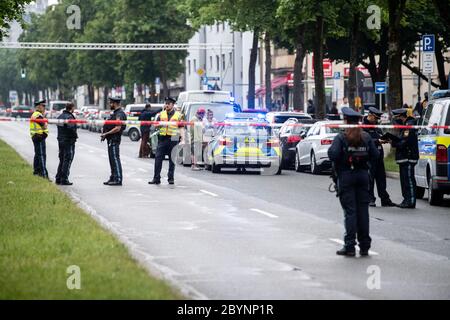 Munich, Allemagne. 10 juin 2020. Les policiers se tiennent près de l'endroit où un véhicule a conduit dans un groupe de personnes l'après-midi. Trois personnes ont été blessées, que ce soit par la collision avec la voiture ou par les coups qui ont suivi, n'était pas claire au départ. Credit: Matthias balk/dpa/Alay Live News Banque D'Images