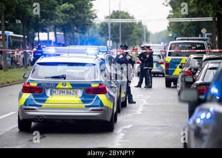 Munich, Allemagne. 10 juin 2020. Les policiers se tiennent près de l'endroit où un véhicule a conduit dans un groupe de personnes l'après-midi. Trois personnes ont été blessées, que ce soit par la collision avec la voiture ou par les coups qui ont suivi, n'était pas claire au départ. Credit: Matthias balk/dpa/Alay Live News Banque D'Images