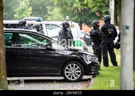 Munich, Allemagne. 10 juin 2020. Les policiers se tiennent près de l'endroit où un véhicule a conduit dans un groupe de personnes l'après-midi. Trois personnes ont été blessées, que ce soit par la collision avec la voiture ou par les coups qui ont suivi, n'était pas claire au départ. Credit: Matthias balk/dpa/Alay Live News Banque D'Images