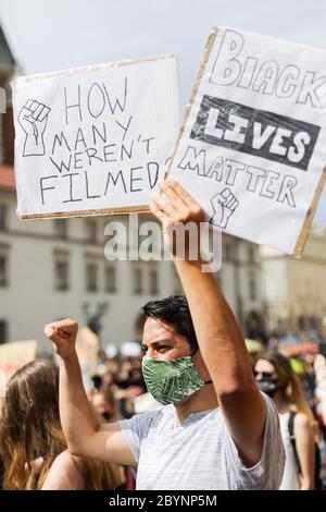 Les manifestants dans un masque médical tiennent des pancartes avec des slogans condamnant le racisme et questionner « combien n'ont pas été filmés » lors de la manifestation « Black Lives Matter » Banque D'Images