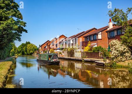 Canal narrowboat traversant le village de Cheshire de Waverton près de Chester sur le canal Union de Shropshire Angleterre Royaume-Uni Banque D'Images