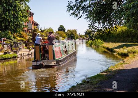 Canal narrowboat traversant le village de Cheshire de Waverton près de Chester sur le canal Union de Shropshire Angleterre Royaume-Uni Banque D'Images