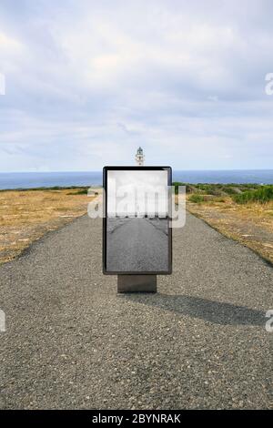 Affiche panneau sur la route d'un phare .maquette de publicité vierge dans la rue Banque D'Images