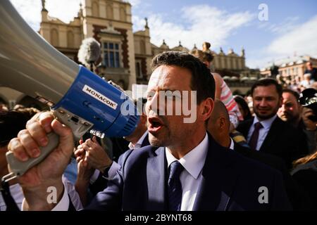 Rafal Trzaskowski parle à travers un mégaphone pendant la campagne. Trzaskowski, président de Varsovie, capitale polonaise, et récemment candidat à la présidence Banque D'Images