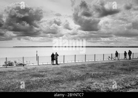 Ramsgate, Royaume-Uni - juin 7 2020. Un paysage impressionnant de nuages observés par les touristes et les habitants de la promenade de westcliff Ramsgate. Banque D'Images