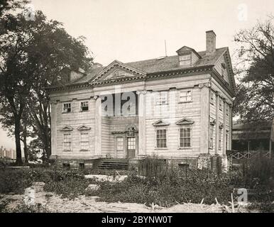 Apthorp Mansion construite vers 1750 par Charles Apthorp (1698-1758) marchand et commerçant d'esclaves. Situé près de la 90e rue et de la neuvième avenue à New York. Cette photographie a été prise en 1891 peu avant sa démolition. Banque D'Images