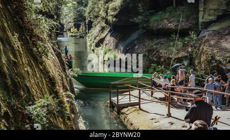 Bateau touristique dans le parc national de Hrensko, Suisse de Bohême, République tchèque. Personnes en attente. Transport maritime. Attraction touristique Banque D'Images