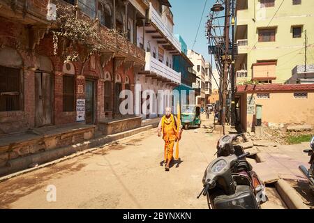 Un Sadhu ou un Saint homme dans les ruelles étroites de Kashi, ou Benaras. Banque D'Images