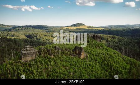 Formations rocheuses de grès incroyables. Vue sur le parc national de la Suisse de Bohême depuis la colline rocheuse de la République tchèque. Banque D'Images