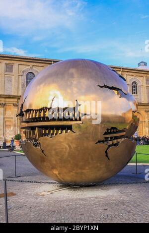 Sphère dans sphère dans la cour de la Pinecone aux musées du Vatican. Bal d'or au Vatican Banque D'Images