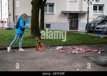 Munich, Allemagne. 10 juin 2020. Une femme de Forensics manque l'endroit où un véhicule s'est écrasé dans un groupe de personnes dans l'après-midi. Trois personnes ont été blessées, que ce soit par la collision avec la voiture ou par les coups qui ont suivi, n'était pas claire au départ. Credit: Matthias balk/dpa/Alay Live News Banque D'Images