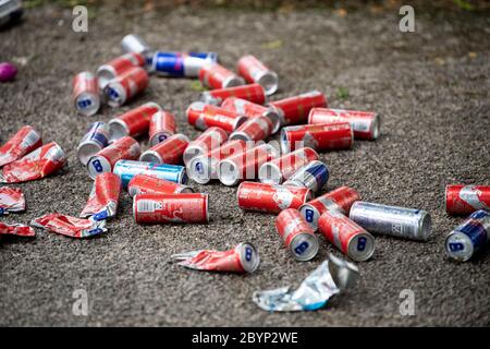 Munich, Allemagne. 10 juin 2020. De nombreuses canettes de boisson sont visibles à l'endroit où un véhicule a conduit dans un groupe de personnes l'après-midi, trois personnes ont été blessées, que ce soit par la collision avec la voiture ou par le combat subséquent, n'était pas clair au départ. Credit: Matthias balk/dpa/Alay Live News Banque D'Images