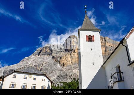 Face Ouest du Sasso di Santa Croce dans l'est de dolomites, donnant sur la vallée de Badia, la paroi verticale de 900 mètres , le Tyrol du Sud, Italie Banque D'Images