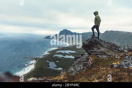 L'homme admire océan plage vue aérienne solo voyage actif style de vie randonnée aventure. Situé près de Bleik est un village de pêcheurs dans le nord-ouest Banque D'Images