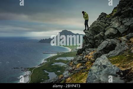 L'homme admire océan plage vue aérienne solo voyage actif style de vie randonnée aventure. Situé près de Bleik est un village de pêcheurs dans le nord-ouest Banque D'Images