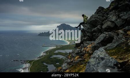 L'homme admire océan plage vue aérienne solo voyage actif style de vie randonnée aventure. Situé près de Bleik est un village de pêcheurs dans le nord-ouest Banque D'Images