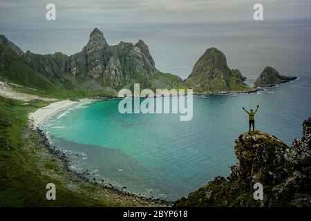 Randonnée dans l'incroyable paysage jurassique de montagnes vertes, vue spectaculaire de la montagne de Matind au coucher du soleil, Bleik, Andoya, Norvège Banque D'Images