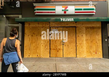 Une femme lit une note des travailleurs noirs mis hors de travail après le pillage de leur magasin de 7-Eleven dans le quartier de Chelsea à New York, et publie une note sur la façon dont ils n'ont plus d'emploi maintenant après le pillage associé aux manifestations liées à la mort de George Floyd, Vu le mercredi 3 juin 2020. (© Richard B. Levine) Banque D'Images