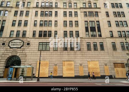 Le grand magasin Bergdorf Goodman de la Fifth Avenue à New York est monté après les nuits précédentes de pillage et en prévision d'une répétition de pillage et de vandélisation associés aux manifestations liées à la mort de George Floyd, vu le mardi 2 juin 2020. (© Richard B. Levine) Banque D'Images